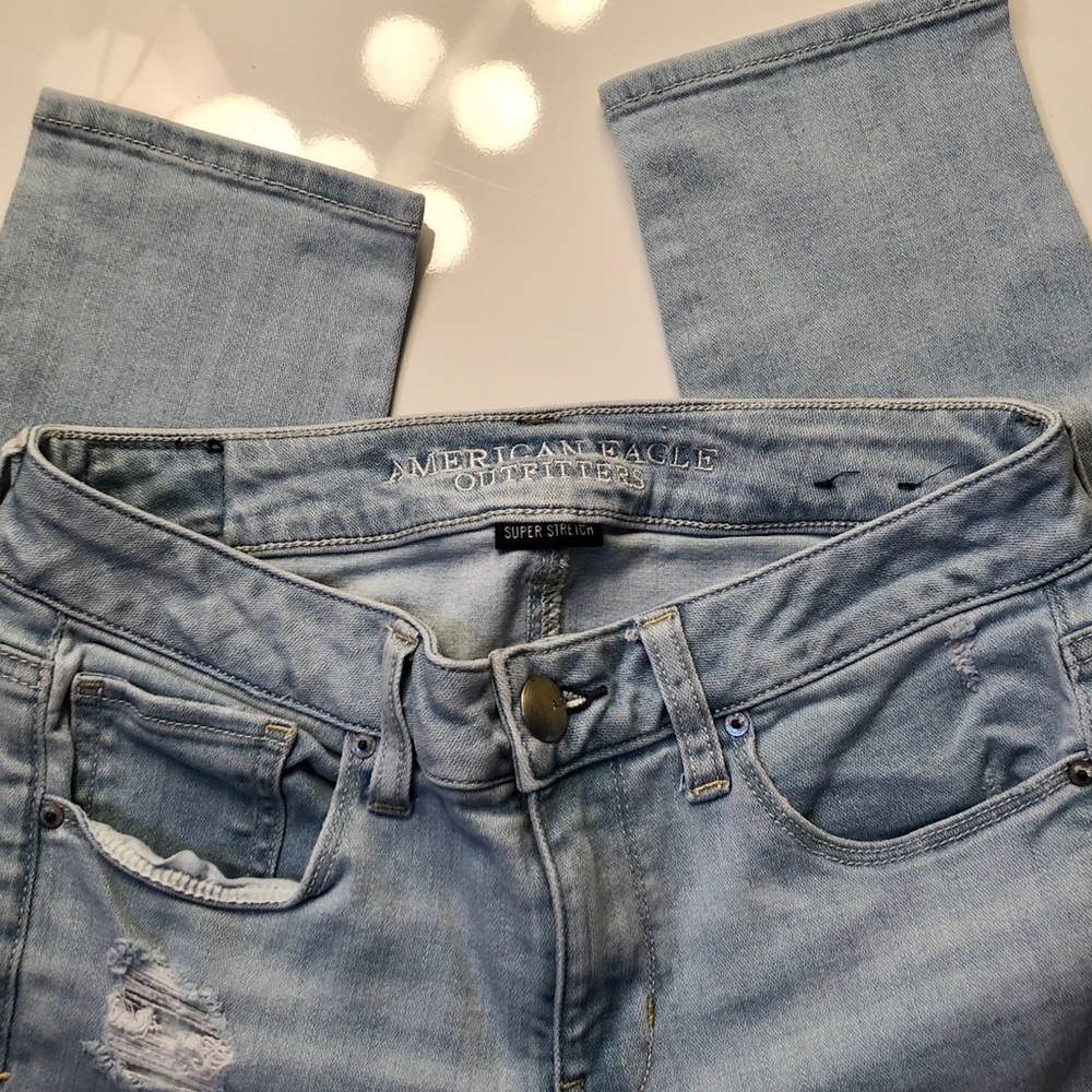 AMERICAN EAGLE LIGHT WASH RIPPED JEANS